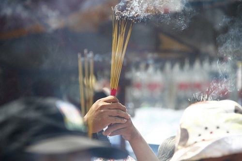 Thắp hương thờ cúng trong ngày tết Thap huong tho cung trong ngay tet