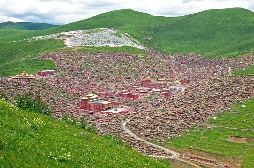 Ki vi thung lung do Phat giao Larung Gar truoc ngay bi pha do hinh anh