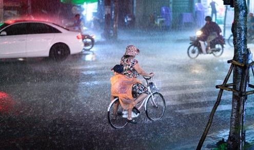Những bức ảnh ấm lòng mùa mưa bão hình ảnh Nhung buc anh am long mua mua bao hinh anh