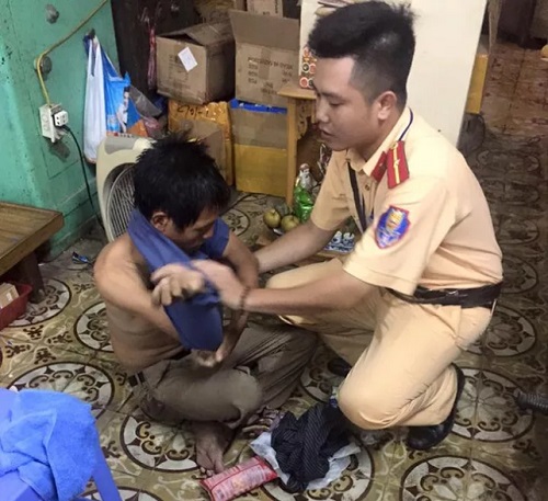 Những bức ảnh ấm lòng mùa mưa bão hình ảnh Nhung buc anh am long mua mua bao hinh anh