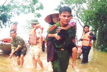Những bức ảnh ấm lòng mùa mưa bão hình ảnh Nhung buc anh am long mua mua bao hinh anh