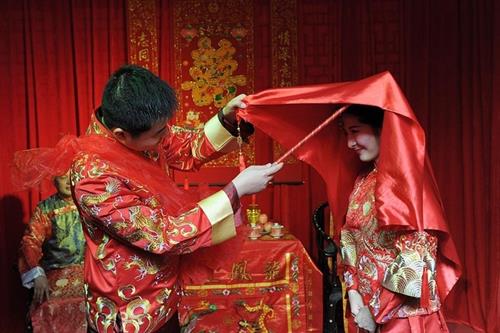 thach cuoi khien khuynh gia bai san o Trung Quoc