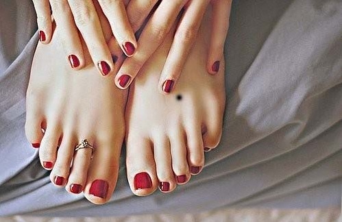 Chỉ ra 3 nốt ruồi trên mặt không lo thiếu tiền xài hình ảnh 3 Nốt ruồi chính giữa mu bàn chân