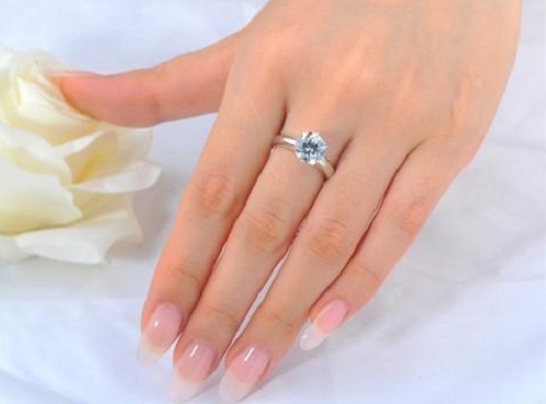 Đeo nhẫn chuẩn phong thủy hút tài lộc và vận đào hoa hình ảnh Deo nhan chuan phong thuy hut tai loc va van dao hoa hinh anh