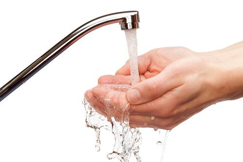 dùng nước lãng phí dung nuoc lang phi