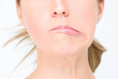 Lúc nói miệng méo lệch - tướng người đuổi vận may đi Luc noi mieng meo lech - tuong nguoi duoi van may di